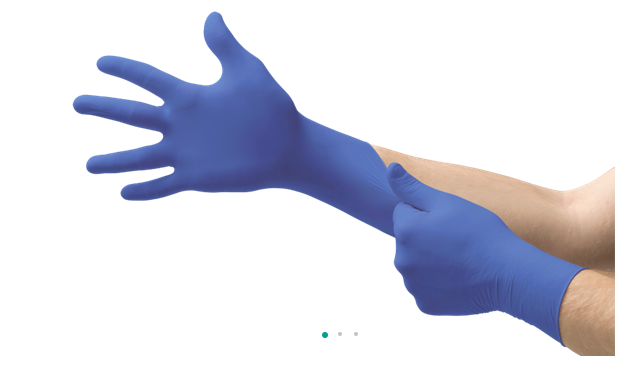 Une Main Dans Un Gant Médical Bleu Tenant Un Tas De Masques Faciaux Sur  Fond De Film Plastique Flou
