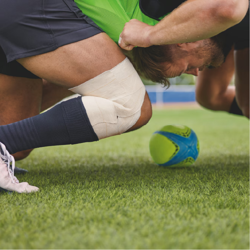 Tensoplast application sur le genou d'un rugbyman professionnel