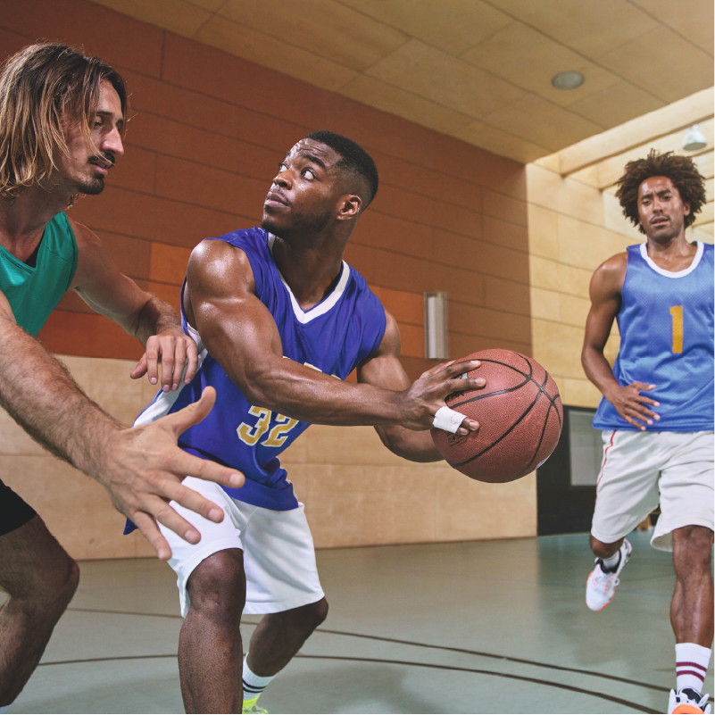 Leukotape Classis porté aux doigts d'un joueur de basket