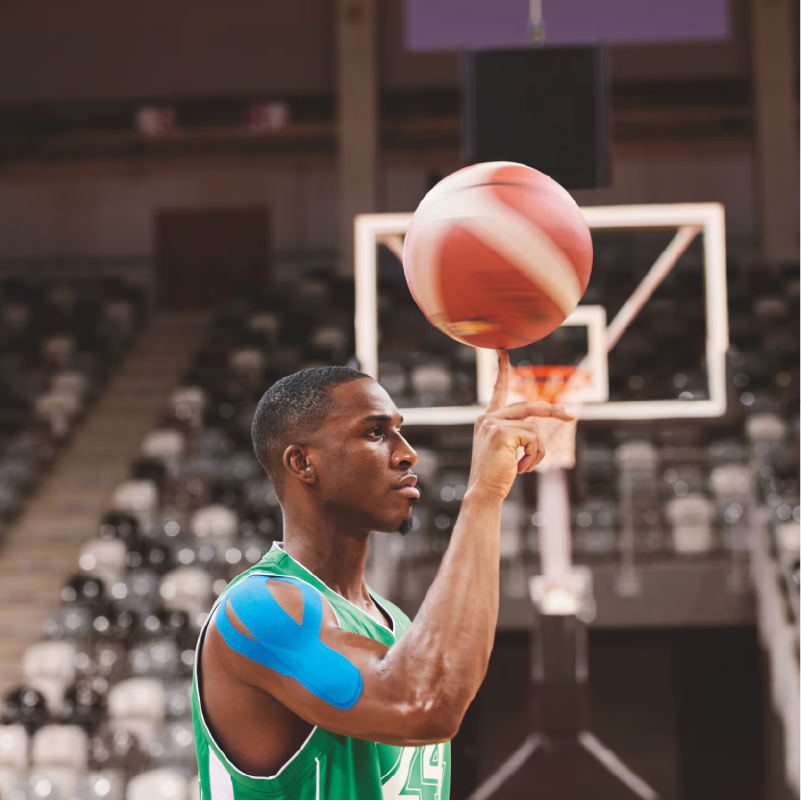 Leukotape K bleu porté sur l'épaule d'un joueur de basket professionnel