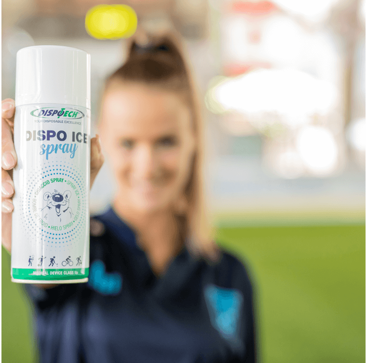 Femme sportive tenant la bombe de froid Dispo ICE