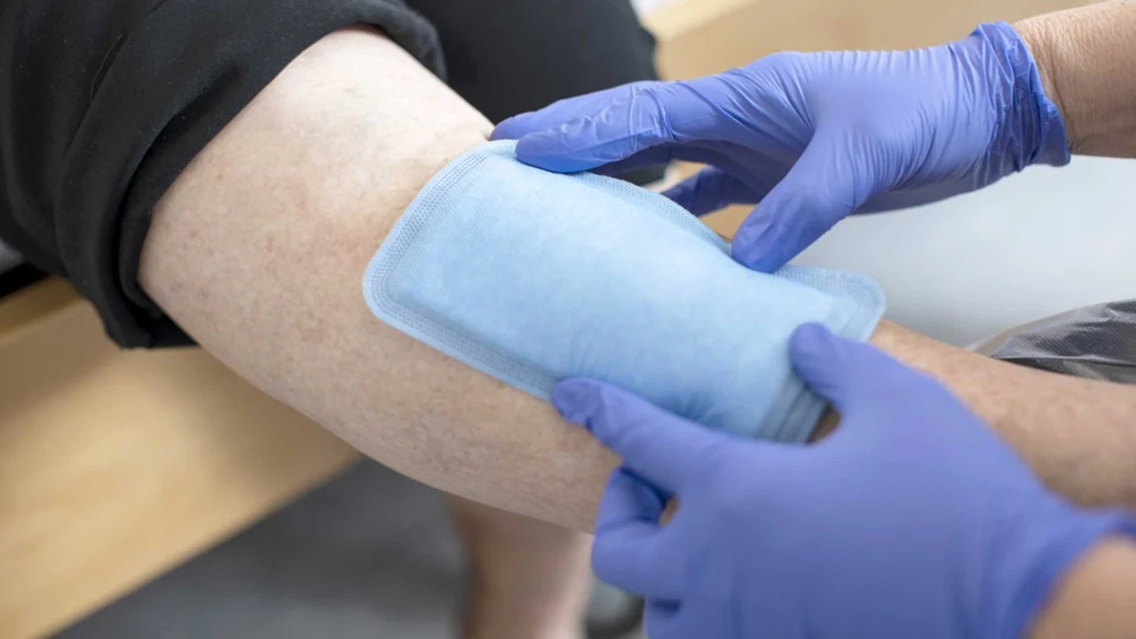Application du pansement Mextra superabsorbant sur un bras