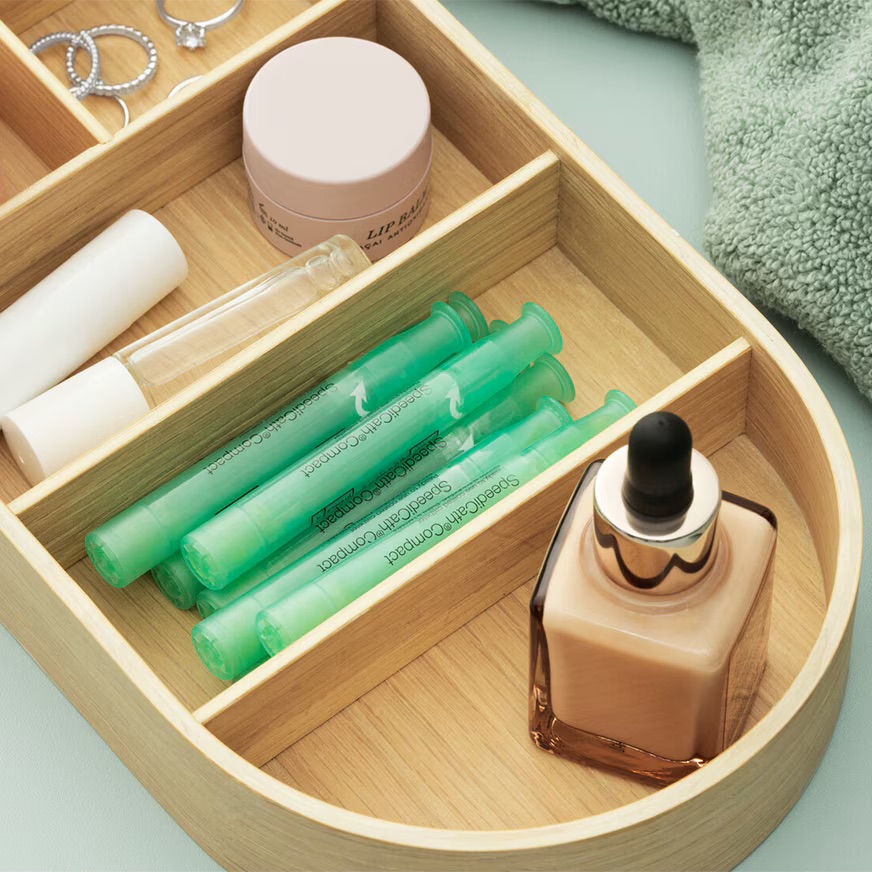 Sondes speedicath compact pour femme ranger dans un compartiment à maquillage en bois.