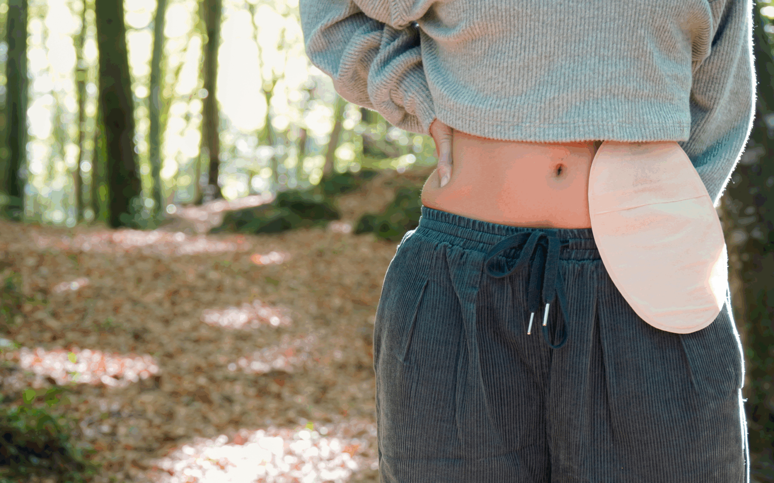 Femme portant une poche de stomie dans la forêt
