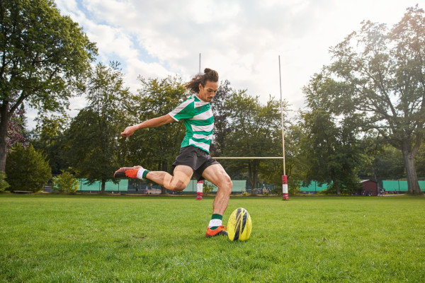 Leukotape P appliqué sur le genou d'un joueur de rugby