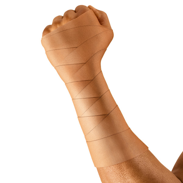 Leukotape P appliqué sur l'avant bras et le pognet