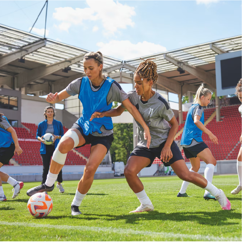 Lightplast pro appliqué sur le genou d'une footballeuse entrain de jouer un match